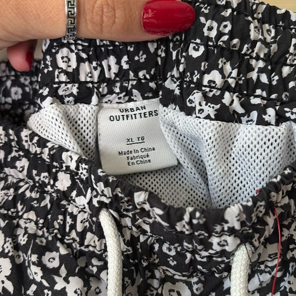 Urban Outfitters Black and White Floral Mens Swimming Trucks - Picture 3 of 3